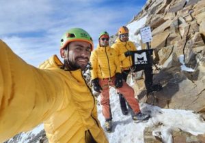  تلاش به ثمر نشست / نگین علم کوه زمستانه صعود شد