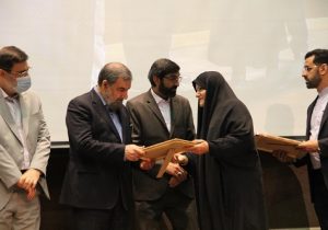 رونمایی از تمبر یادبود جهادگر شهید حاج حسین همتی و تجلیل از همسر و خانواده شهید