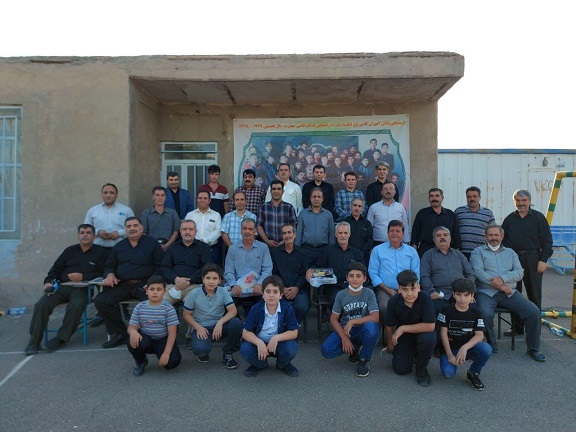 گردهمایی دانش‌آموزان دهه ۶۰ یک مدرسه در روستای قاضی جهان از توابع شهرستان آذرشهر