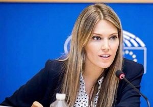 دستگیری‌ها درباره فساد مالی نماینده پارلمان اروپا ادامه دارد؛ زنی که قلب اتحادیه اروپا را منفجر کرد/ اوا کایلی، سیاستمدار جاه طلبی که فاسد از آب درآمد