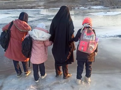 “پل شکسته یا وجدان‌ها، مسئله این است؟! جدال معلم سرابی با رودخانه یخ‌زده برای رساندن دانش‌آموزان”