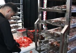 توزیع۱۵۰۰ پرس ساندویچ ماهی بین عزاداران حسینی در تبریز