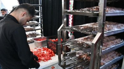 توزیع۱۵۰۰ پرس ساندویچ ماهی بین عزاداران حسینی در تبریز